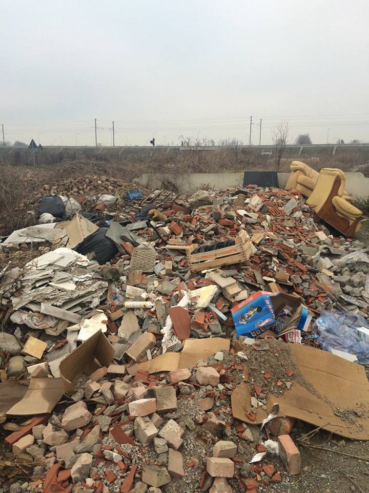 Scovata discarica nelle campagne tra Chiari e Castelcovati