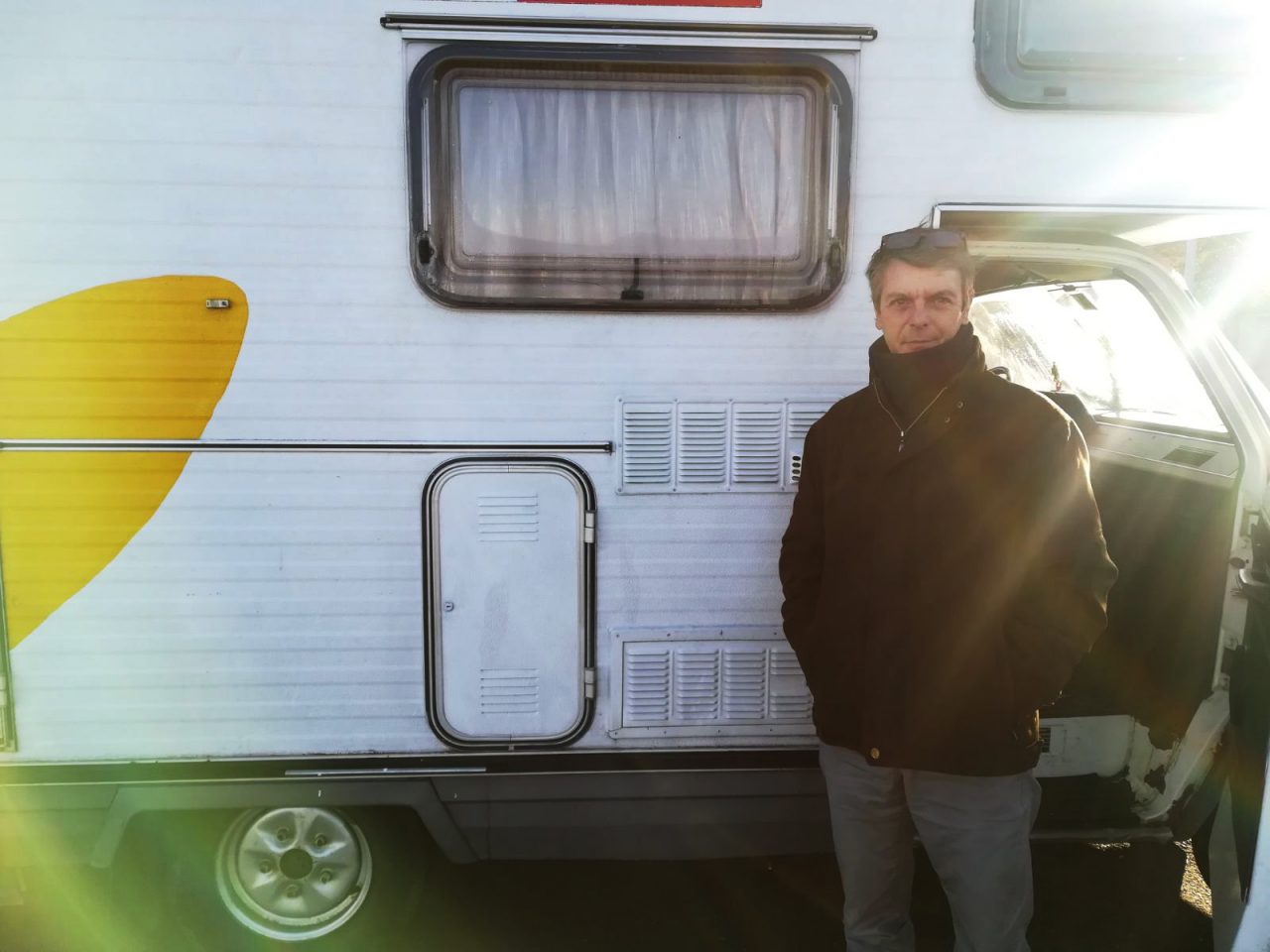Vive in un camper la storia di Riccardo