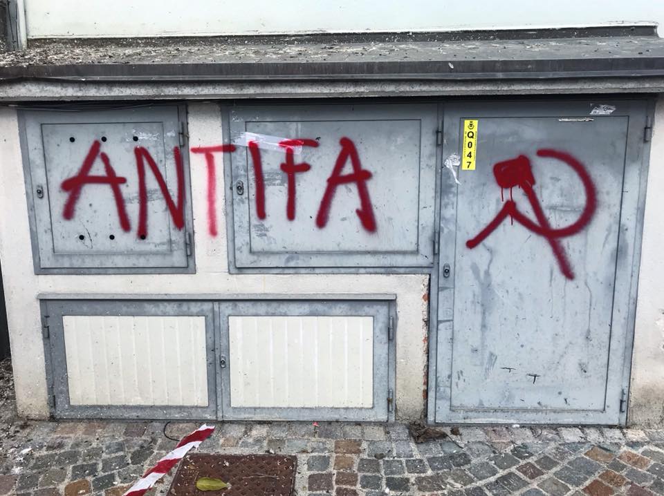 Tappezzato paese con falce e martello