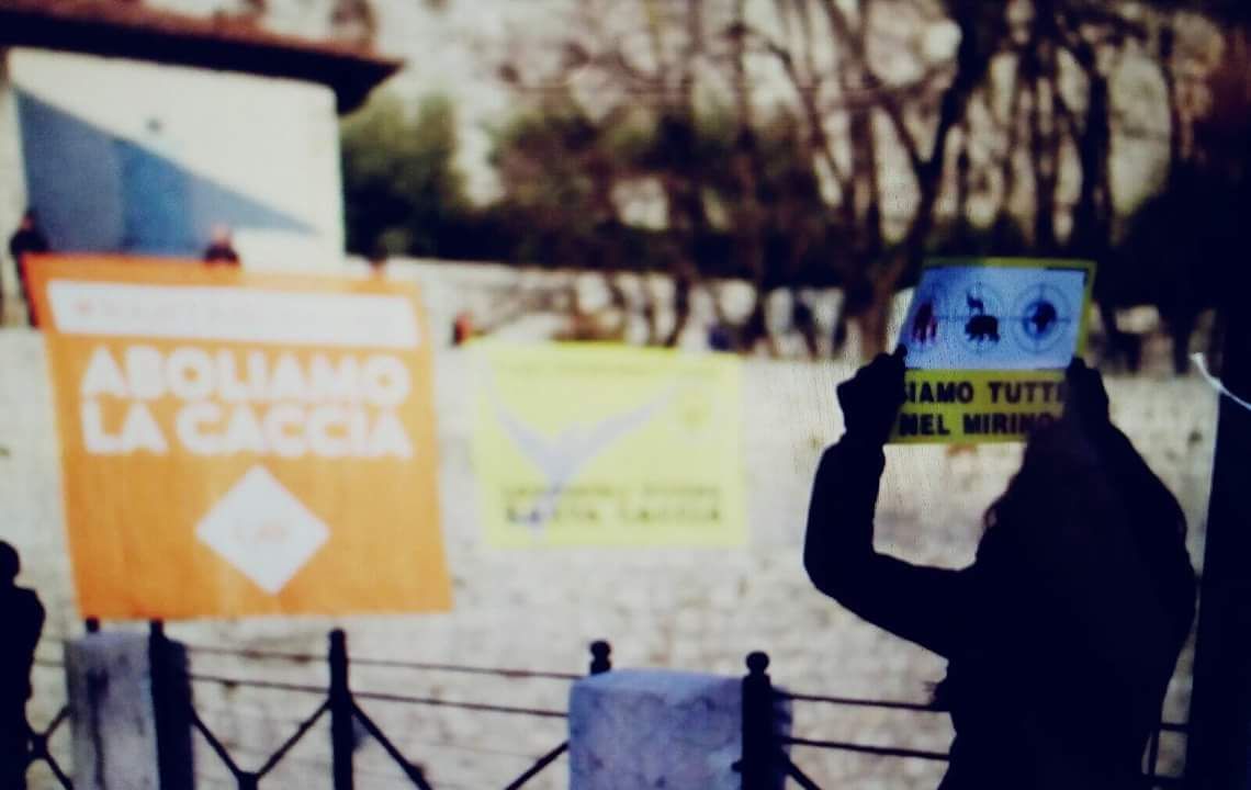 Stagione venatoria Flash mob al castello contro la caccia