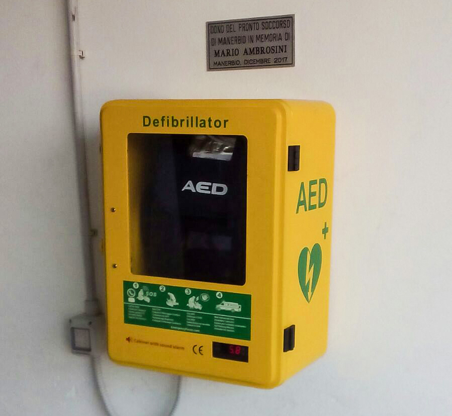 A Manerbio c’è un nuovo defibrillatore tra i banchi di scuola