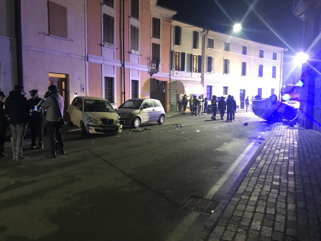 Auto a folle velocità si ribalta in centro a Pralboino