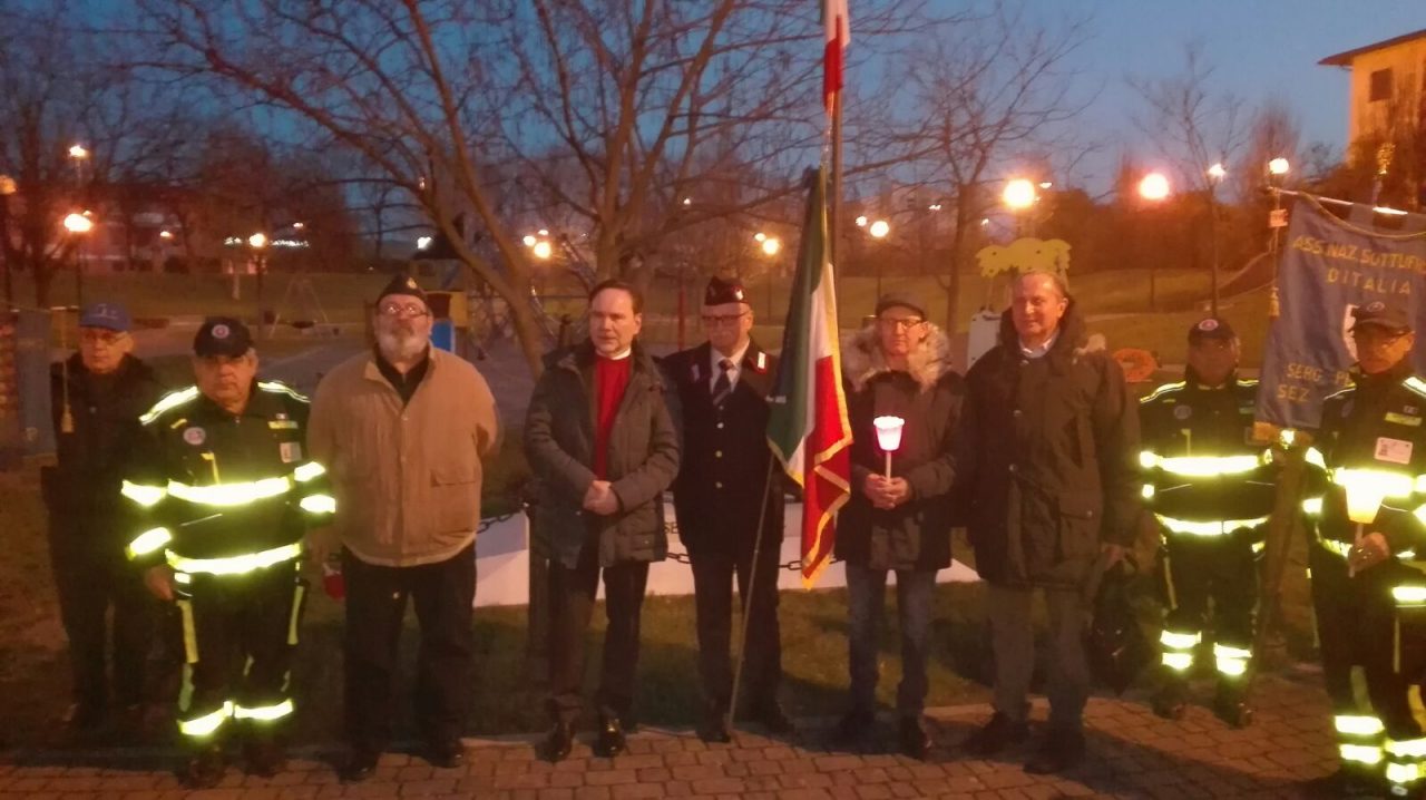Fiaccolata in paese contro gli atti vandalici
