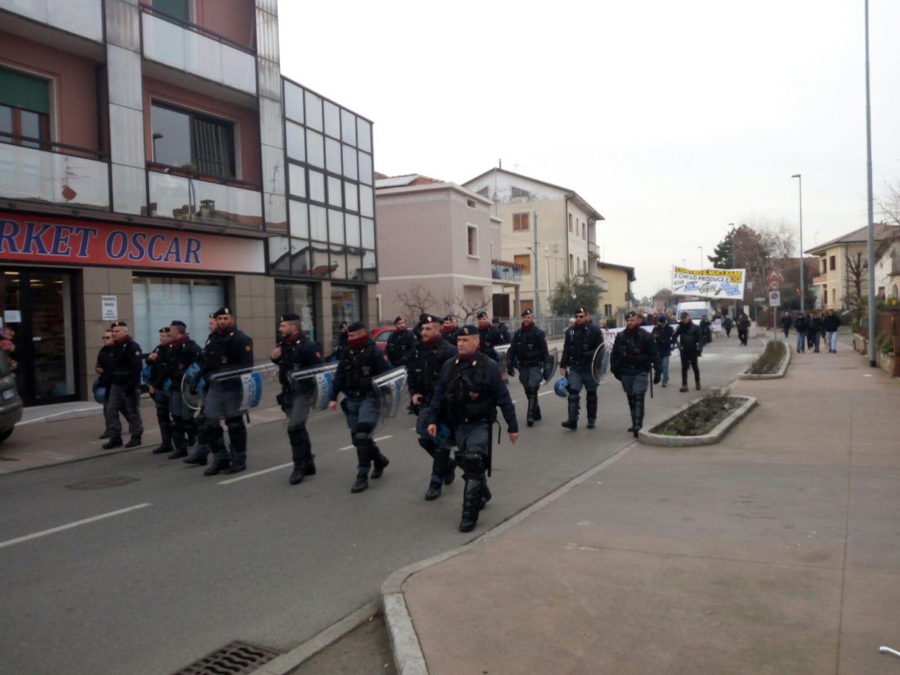 Un migliaio al corteo in atto contro la guerra VIDEO e FOTO
