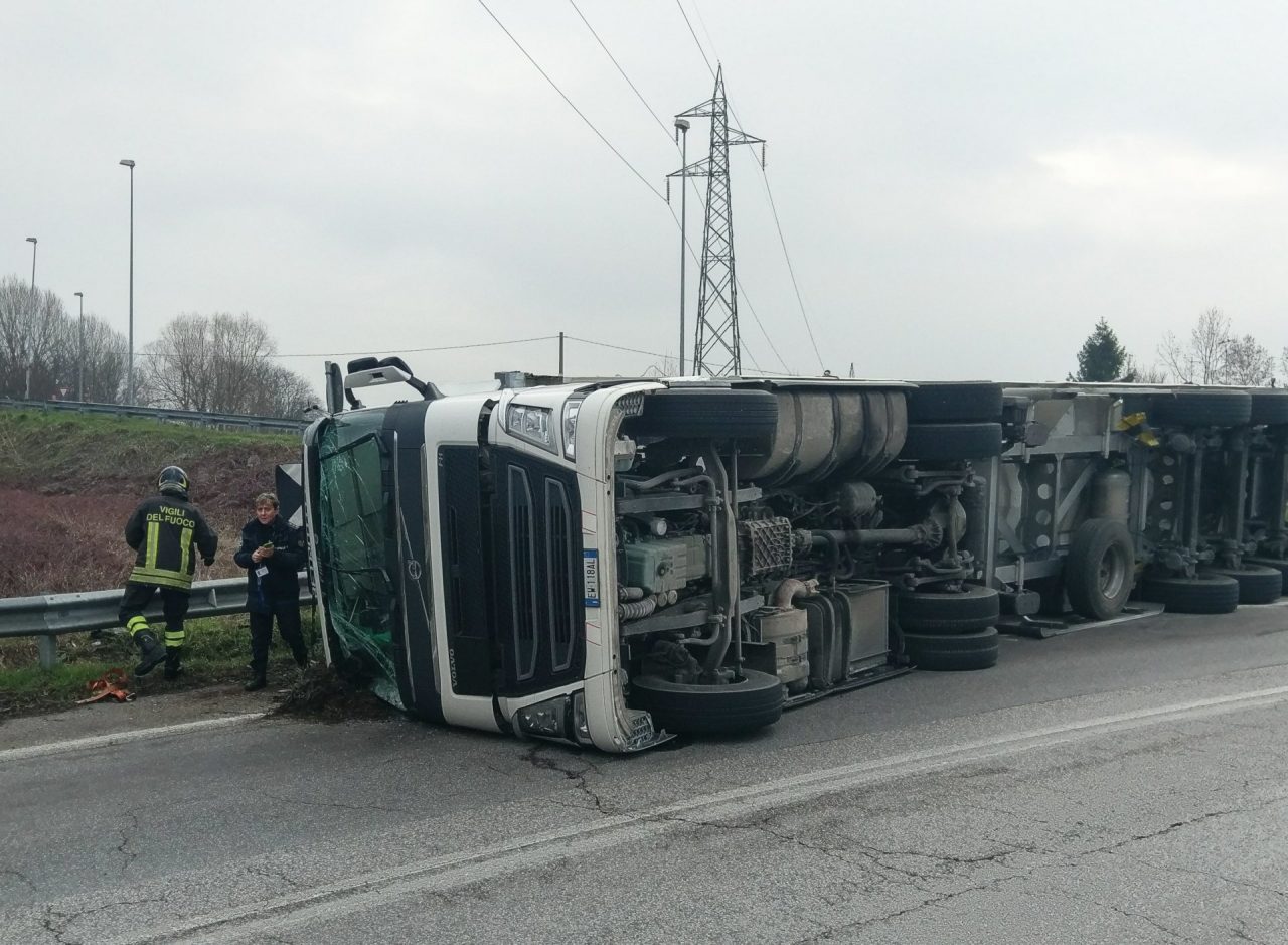 Camion si ribalta e perde il carico