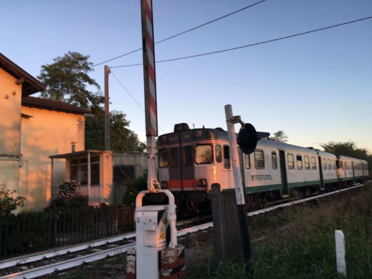 Dramma sui binari: anziano muore travolto