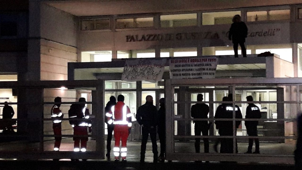 Uomo manifesta sul tetto del Tribunale LE FOTO ESCLUSIVE