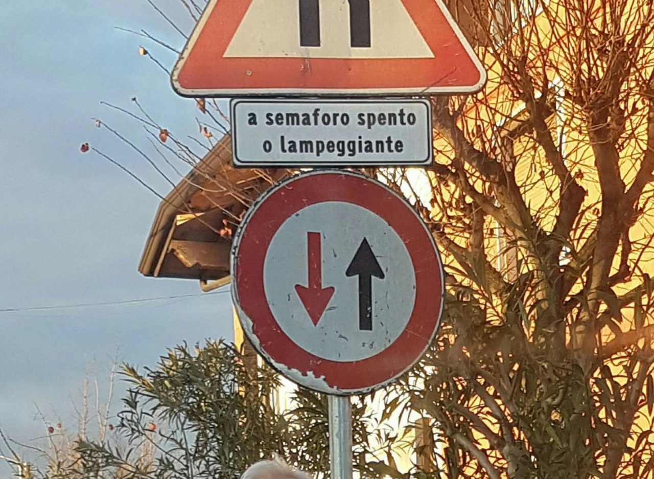 Cartelli stradali montati al contrario