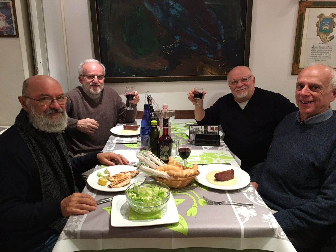 Missionario riabbraccia un amico dopo il ricovero in ospedale