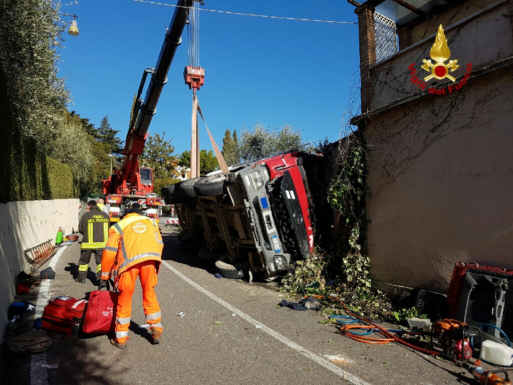 Garda, camion finisce contro una casa