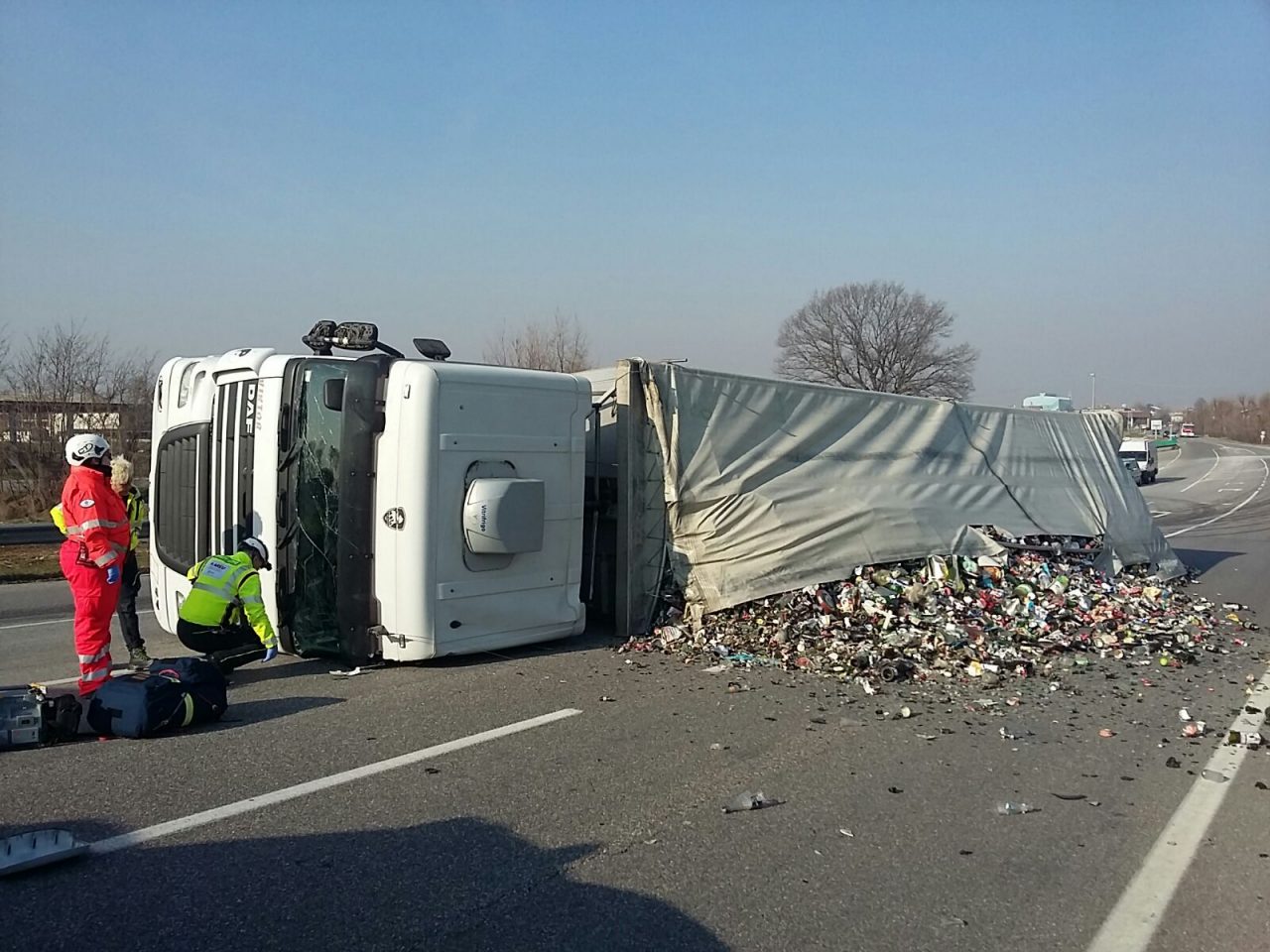 Camion ribaltato a Chiari (Foto e Video)