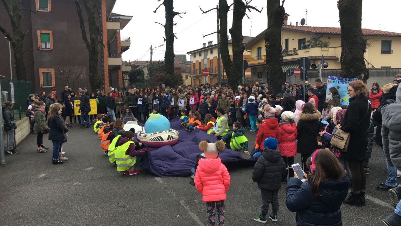 Marcia della pace Tanti bambini hanno sfilato a Urago