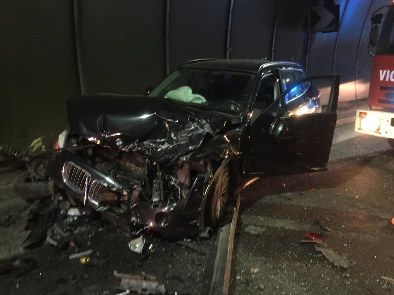 Terribile scontro in galleria Trentapassi Tre molto gravi LE FOTO