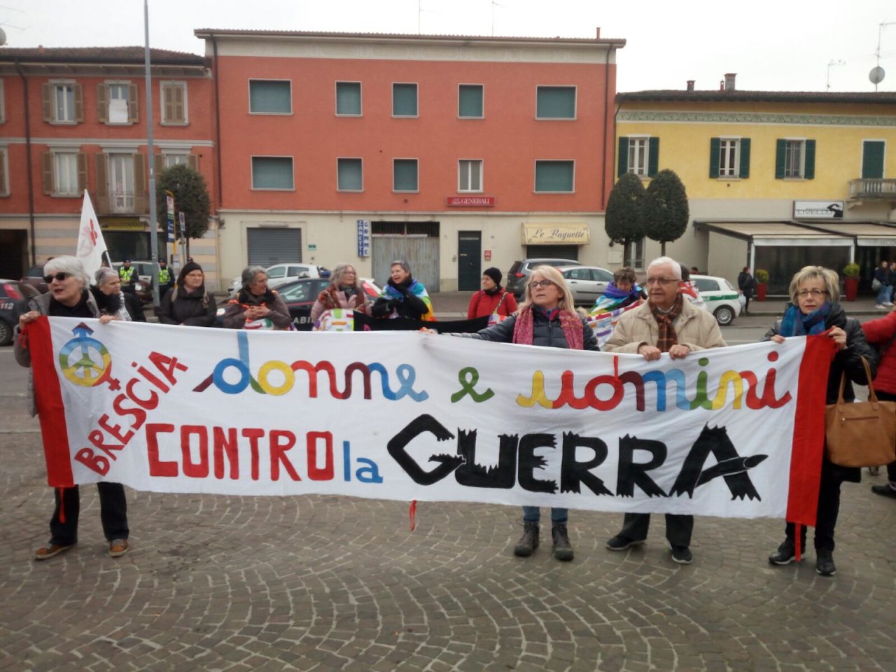 Manifestazione pacifica Donne e uomini contro la guerra