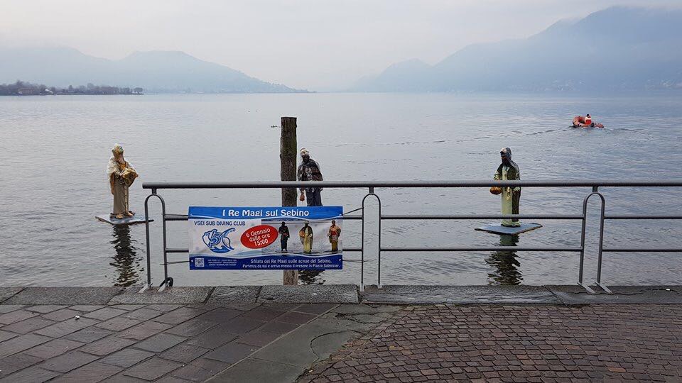 I Re Magi galleggiano sul lago d’Iseo