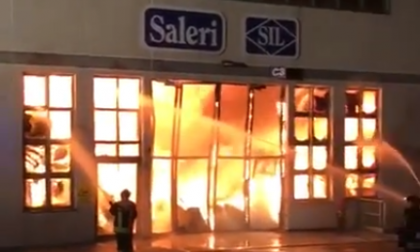 Spaventoso incendio ai capannoni della Saleri I VIDEO