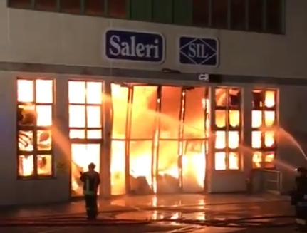 Spaventoso incendio ai capannoni della Saleri I VIDEO