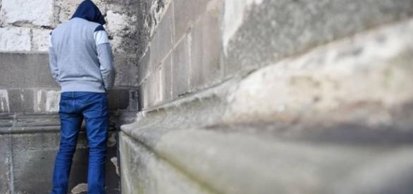 Urinare in strada Sorpresi alcuni giovani bresciani