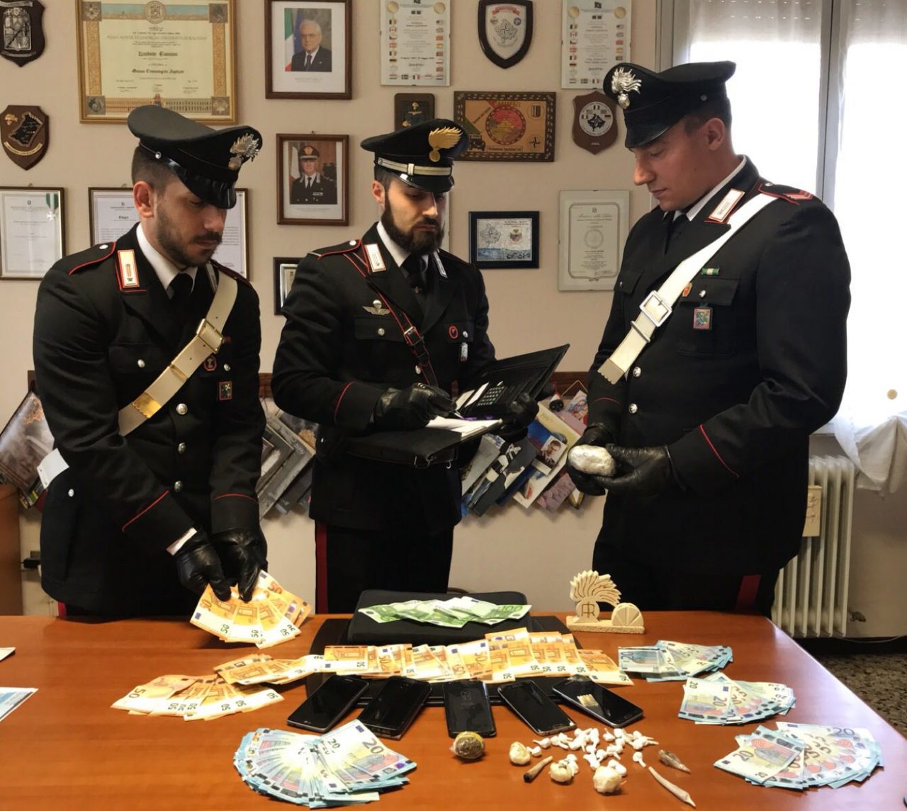 Spacciavano in casa: arrestati coniugi ventunenni