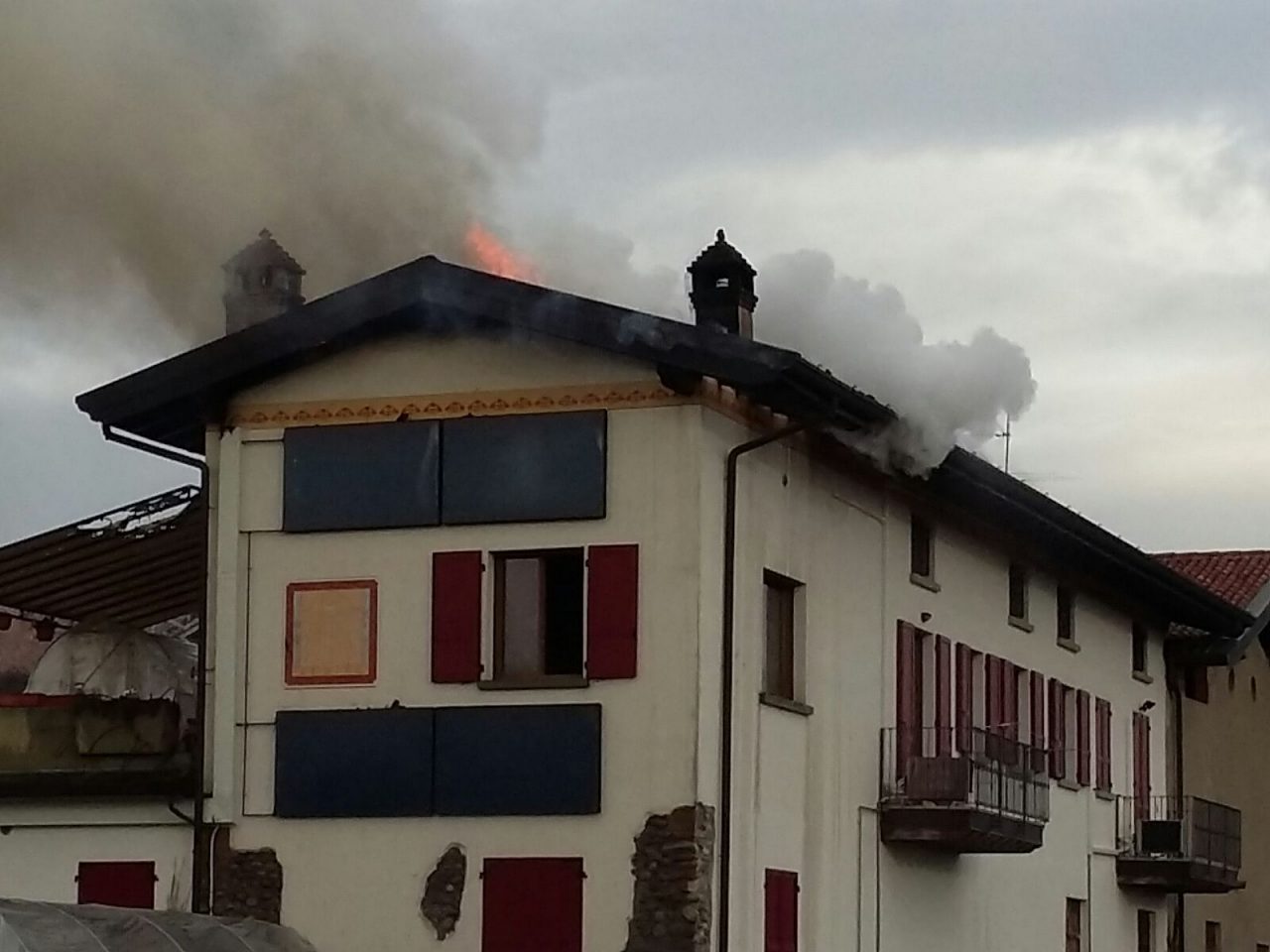 Pauroso incendio sul tetto di una casa IL VIDEO