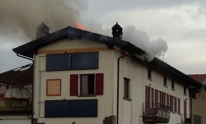 Pauroso incendio sul tetto di una casa IL VIDEO