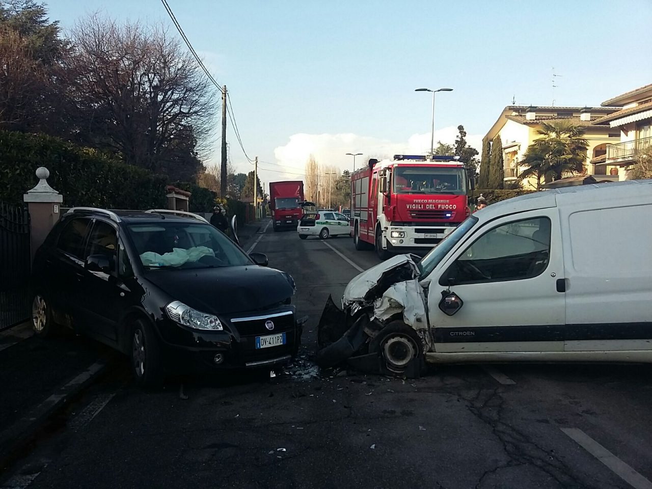 Frontale tra due auto in centro a Trenzano