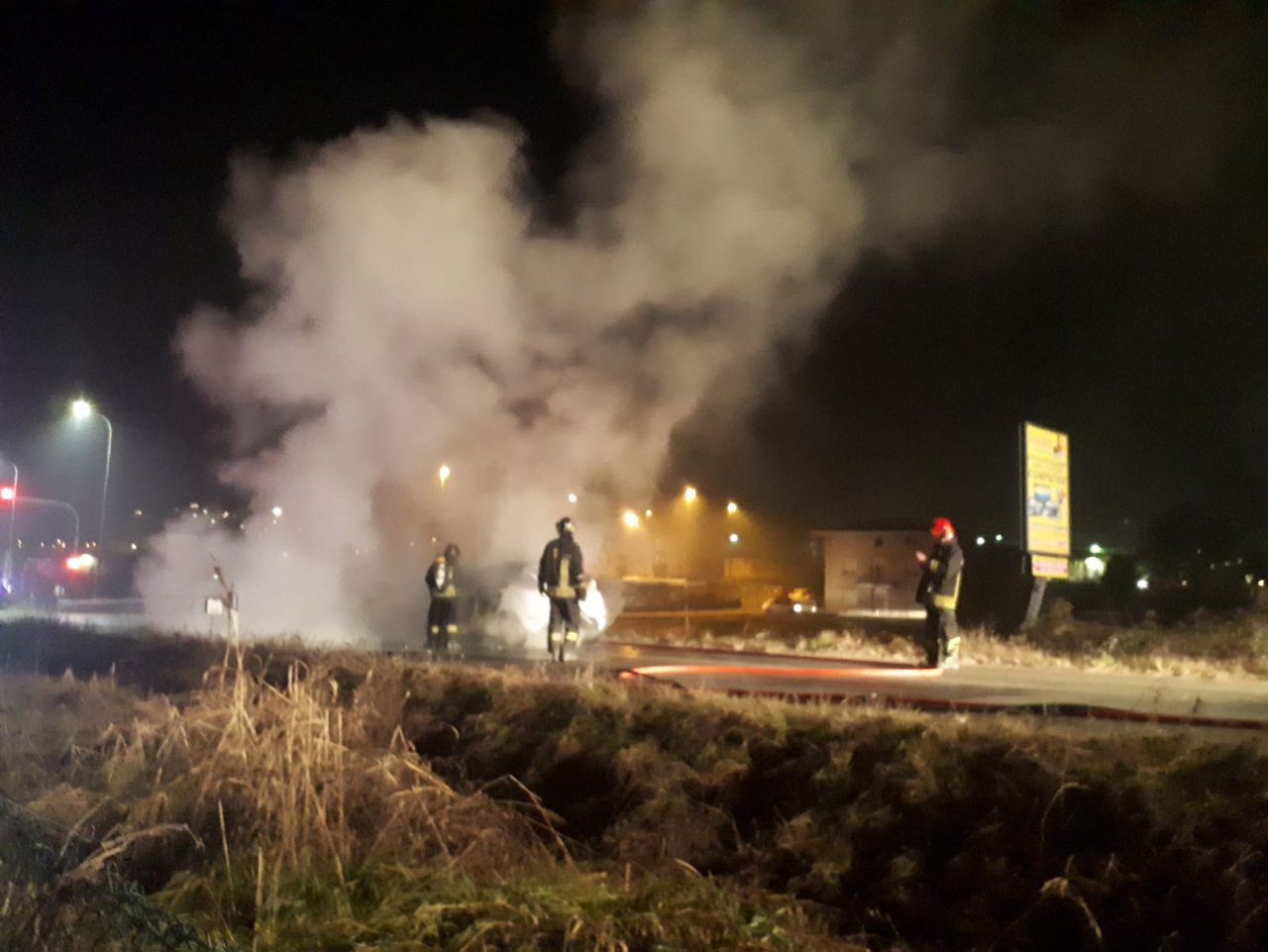 Auto incendiata salvo il conducente