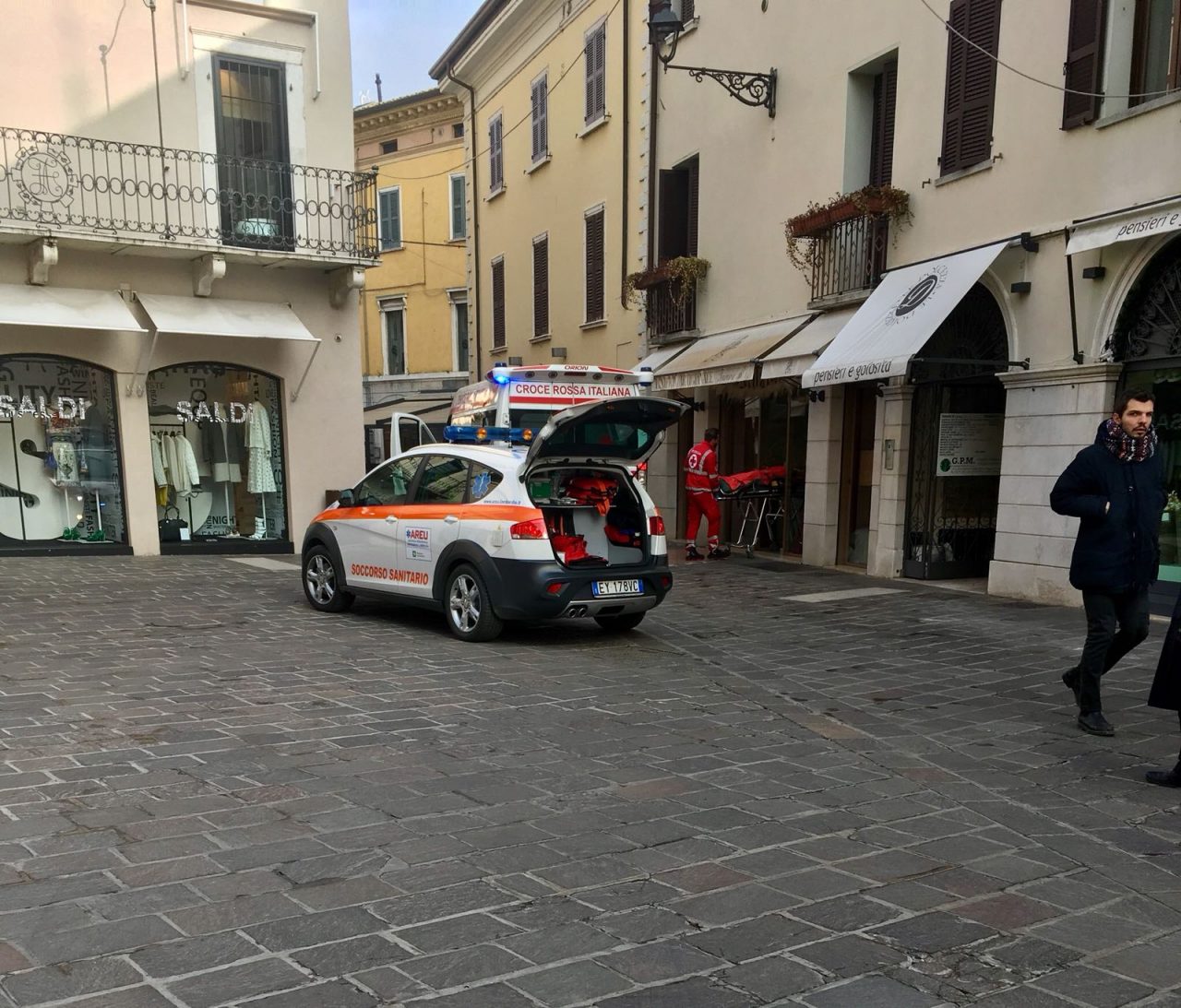 Malore in piazza a Desenzano