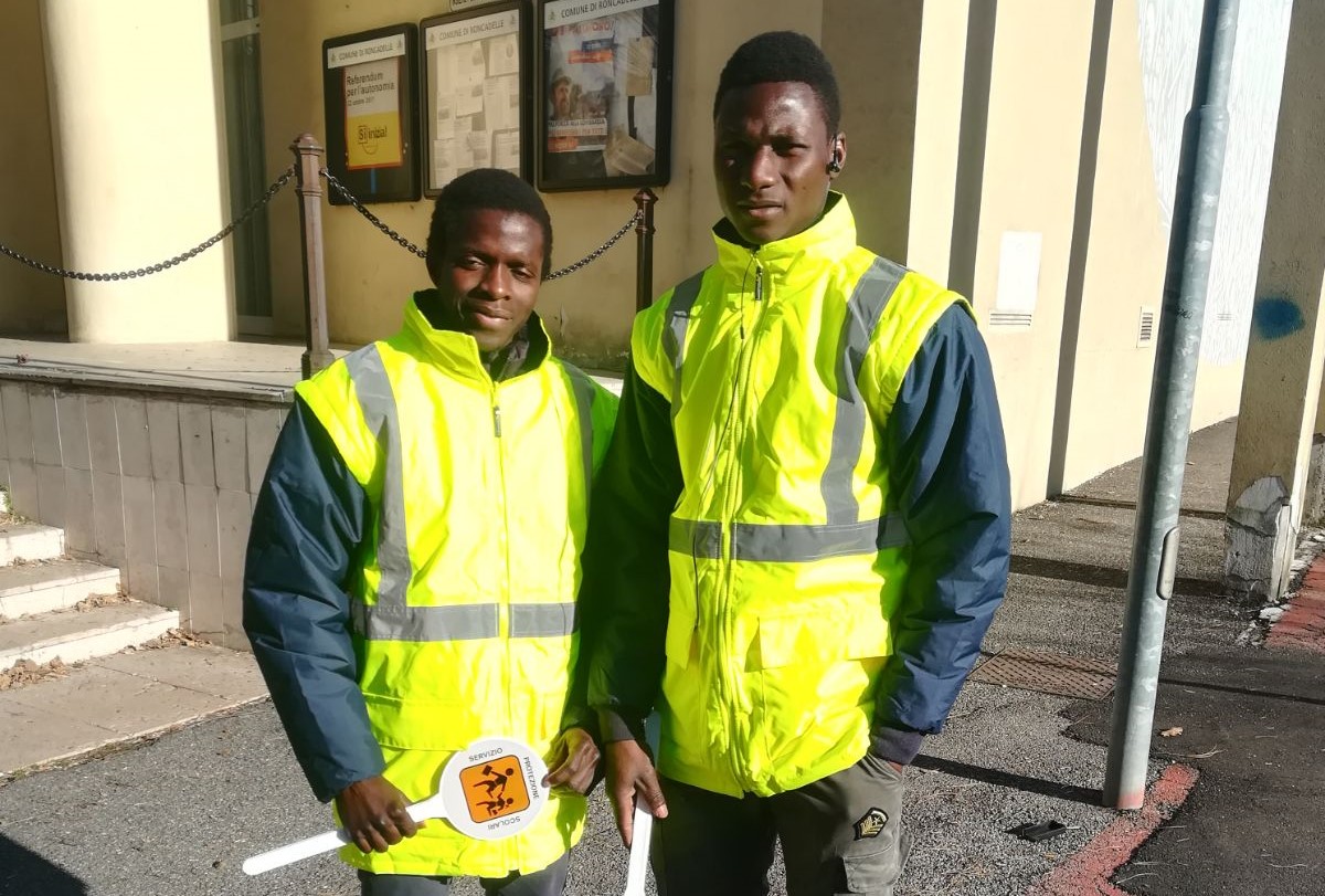 Richiedenti asilo in aiuto dei nonni vigili dell’Auser