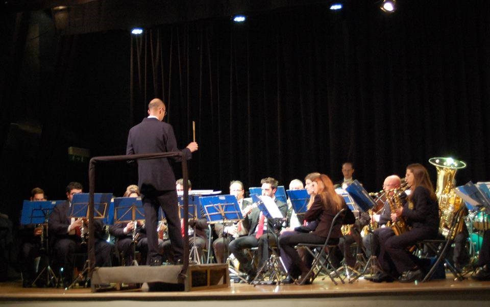 Spiedo in armonia con la banda Dino Magri