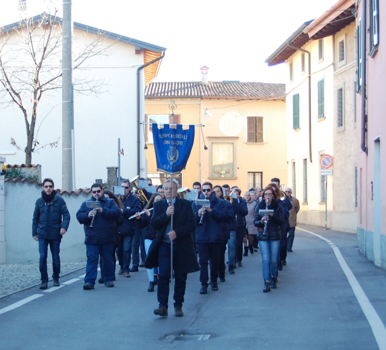 Banda in corteo musica per le vie del paese