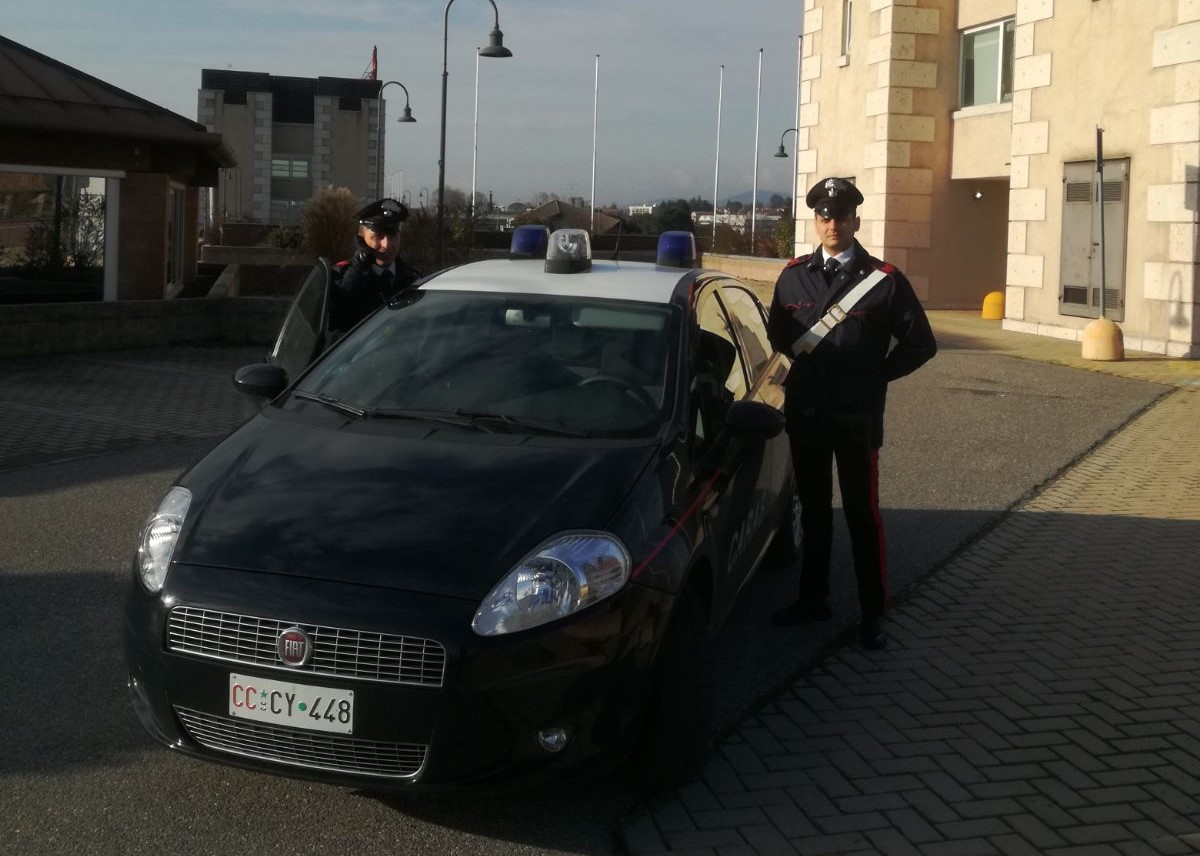 Spacciano droga nel parcheggio: arrestati 2 rifugiati