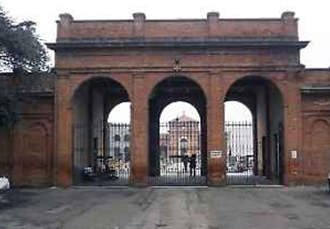 Urina sulle aiuole del cimitero multa di 3mila euro