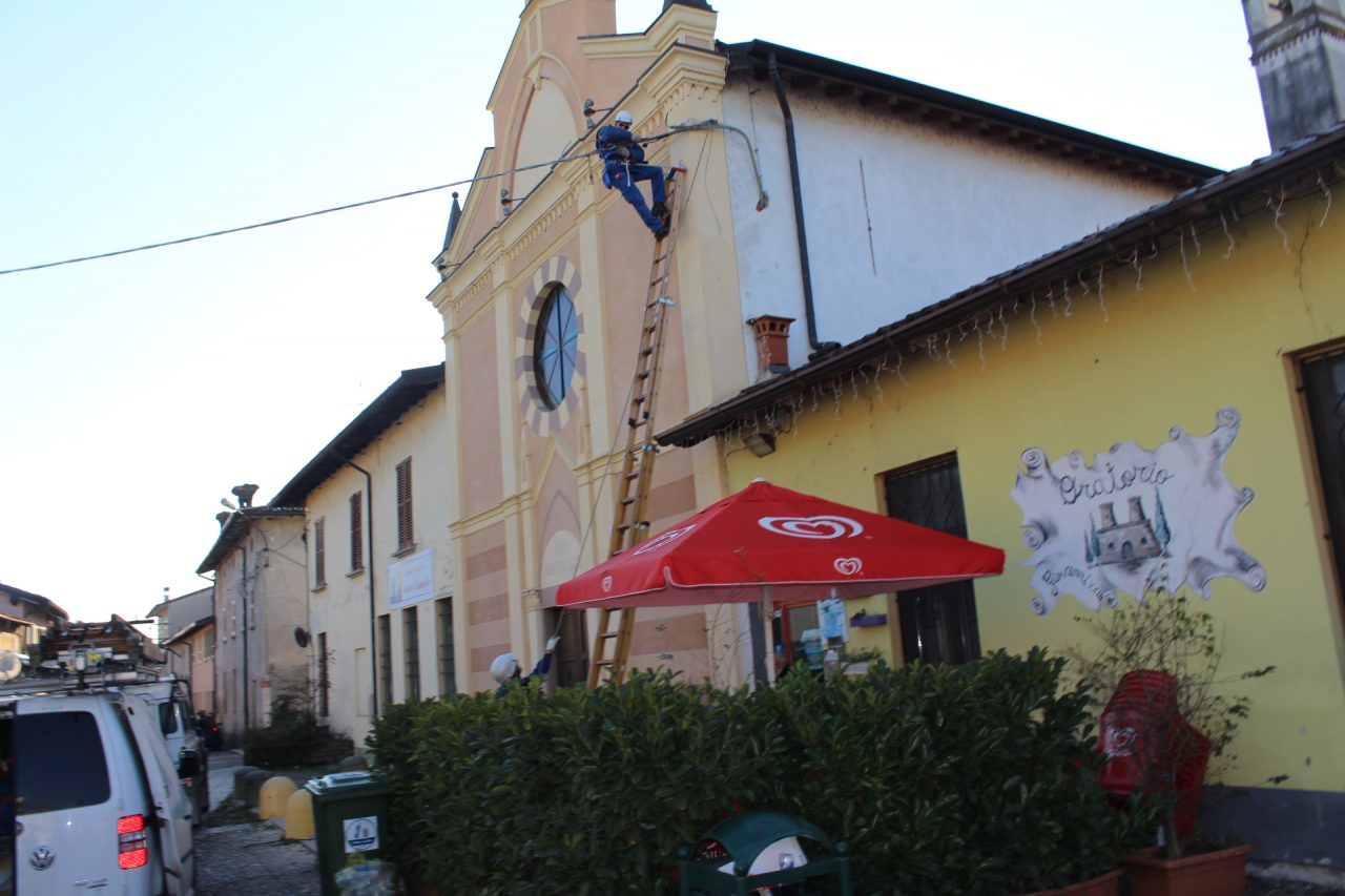 Trattore urta contro fili, Corticelle senza corrente