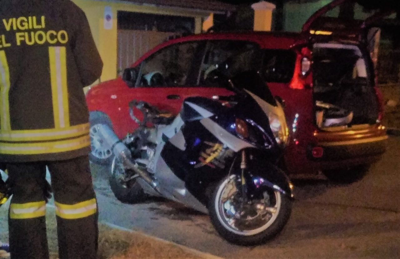 Moto in fiamme paura per un centauro