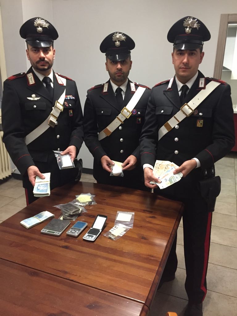 Spaccia stupefacenti con un bambino in auto