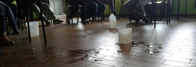 Scende acqua dal tetto dell’asilo di Azzano Mella