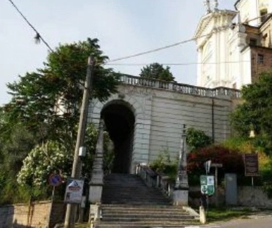 Tentato suicidio Ragazzo salvato dai compagni