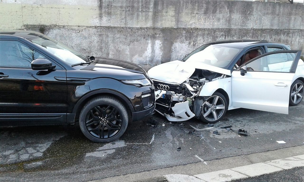 Scontro frontale feriti due giovani