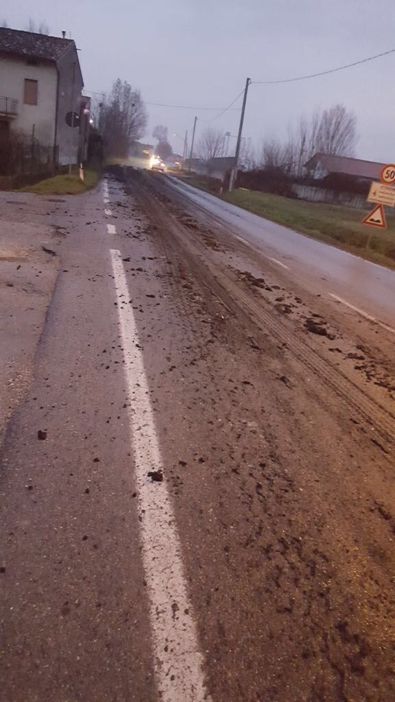 Sversamento di liquami in centro La causa è un camion