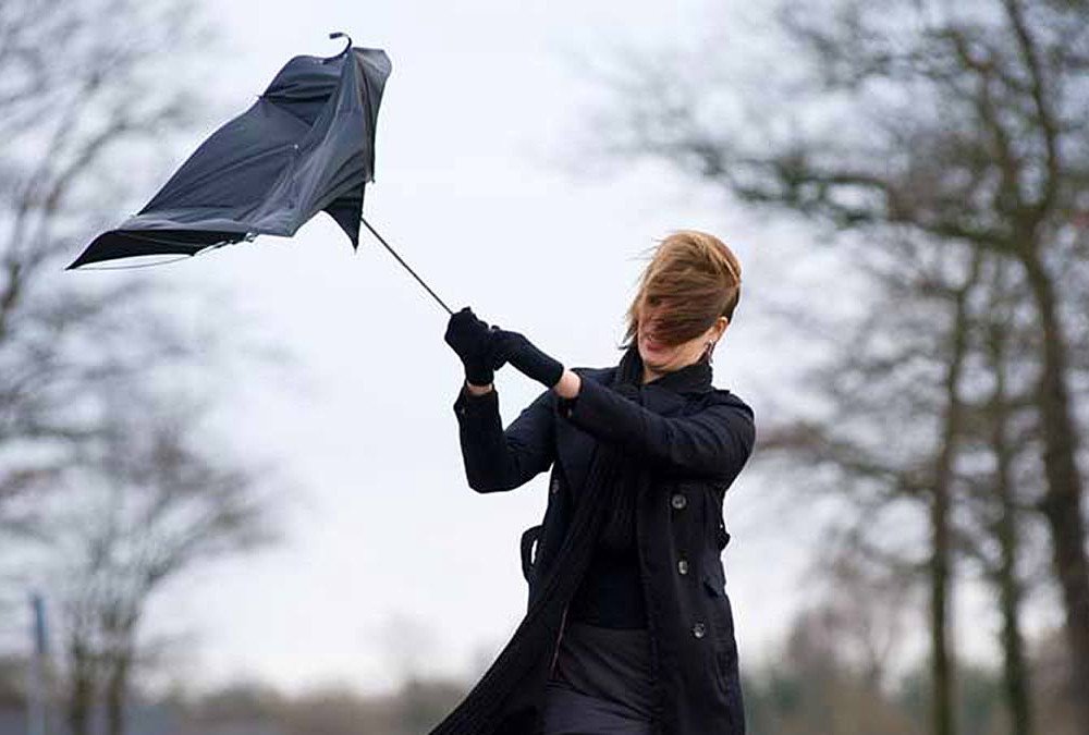 Allerta meteo: raffiche di vento fino a 138 chilometri orari e lamiere volanti