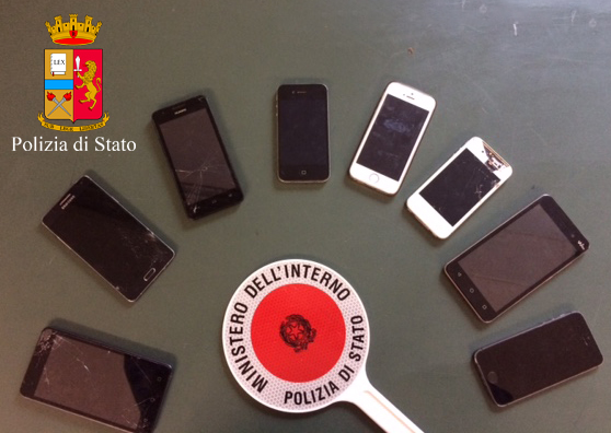 Rubavano cellulari a coetanei e adulti, un 17enne e 18enne nei guai