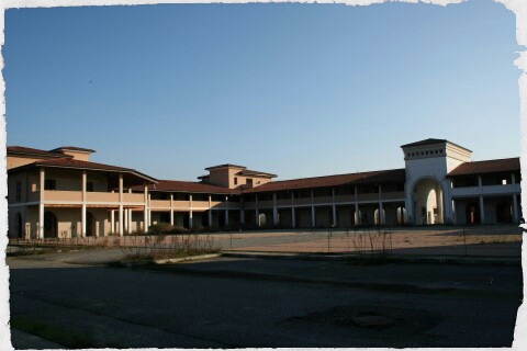 Lo stallo del mastodontico Borgo della Vigna