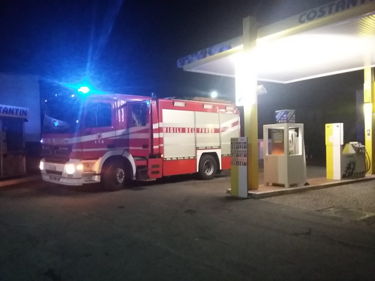 Fiamme al distributore di benzina domate dai pompieri