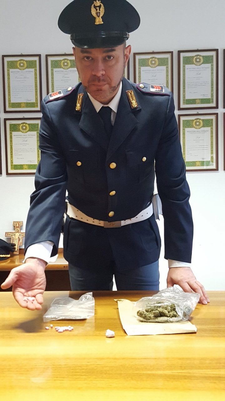 Coca e metanfetamina nello zaino: spacciatore in manette
