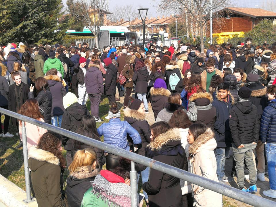 Allarme antincendio al Bazoli, studenti evacuati