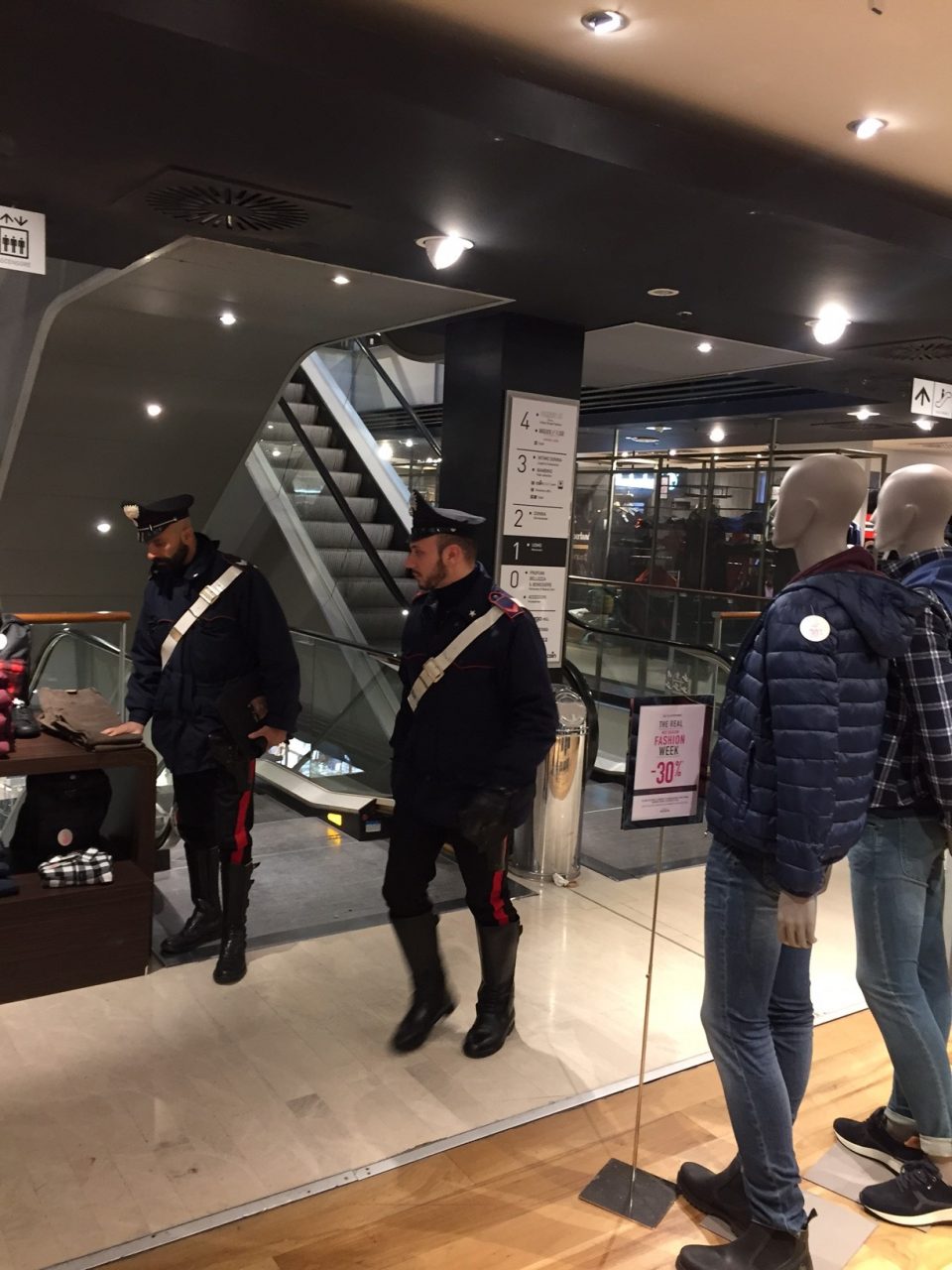 Elude sistema antitaccheggio Ruba vestiti al centro commerciale