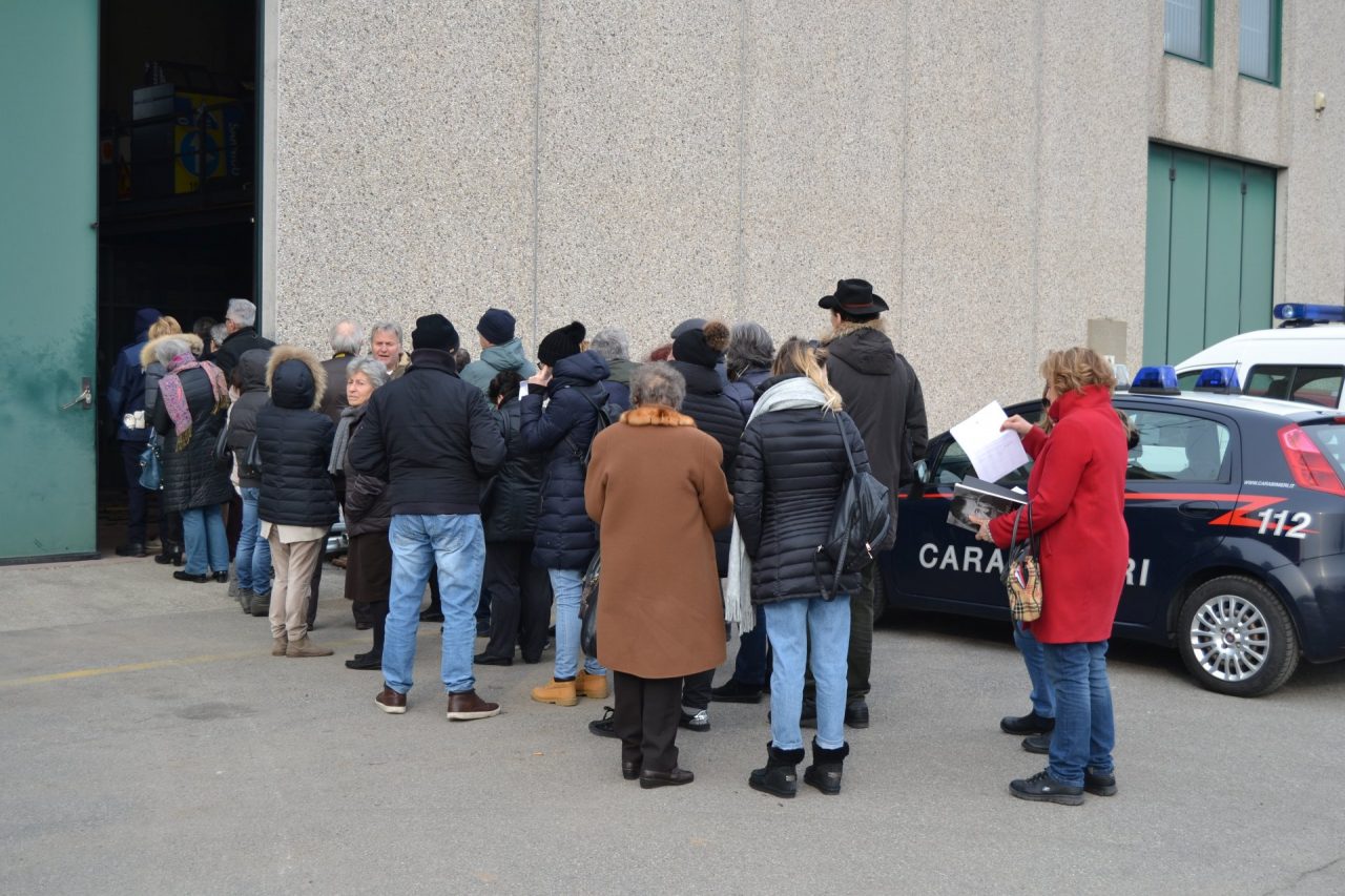 Furti nei cimiteri Famiglie in cerca dei loro ricordi