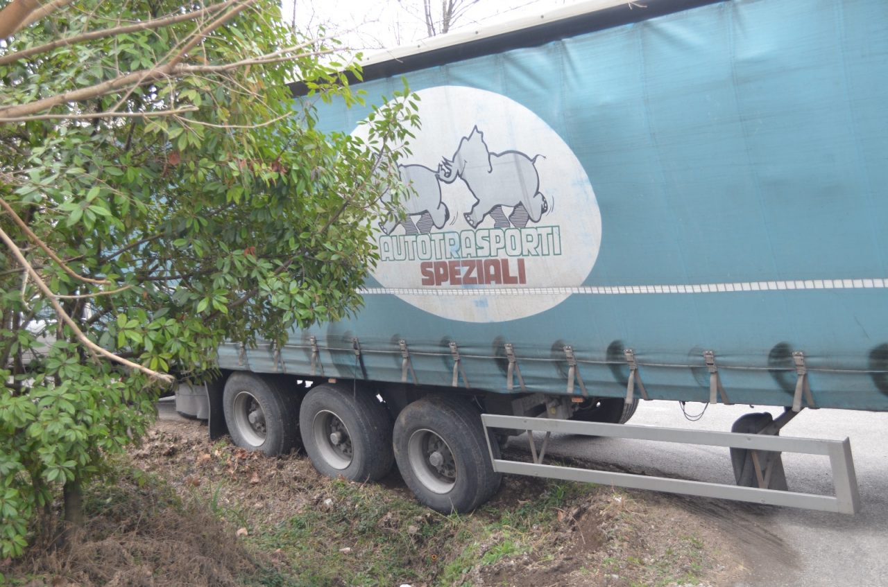 Incidente in strada Borgosatollo: “La banchina è cedevole”