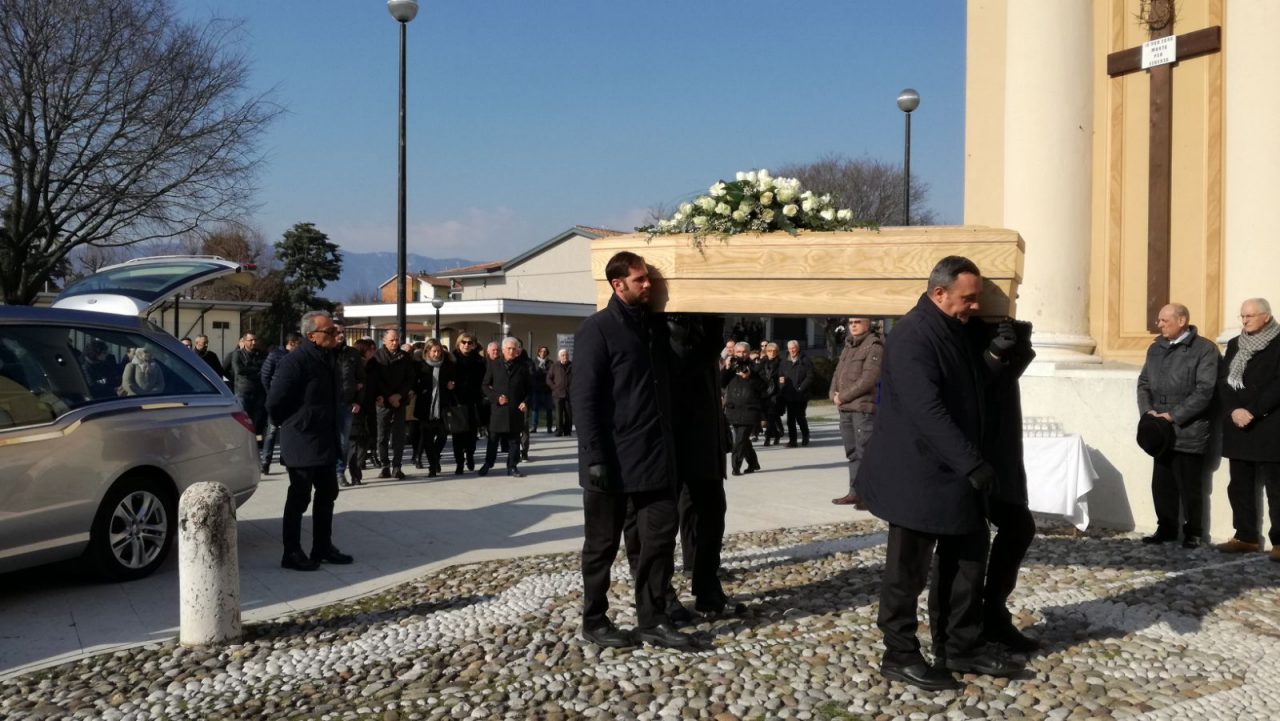 Addio commosso in centinaia per salutare la maestra Sara Mutti